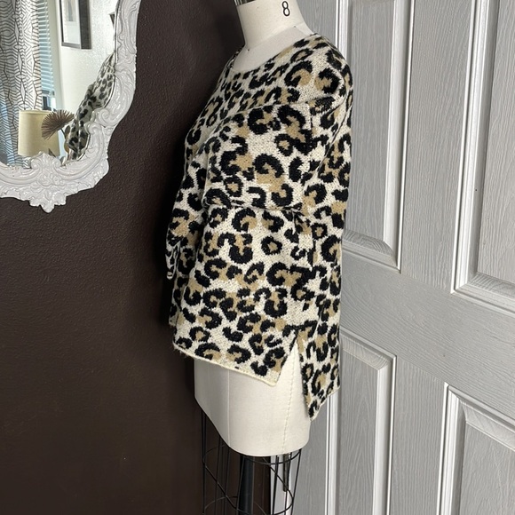 Central Park West light leopard print split hem super soft sweater. Size Medium - Picture 7 of 11